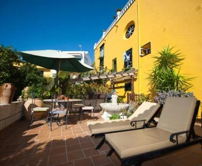 Zona exterior con mobiliario de este hermoso hotel boutique.
