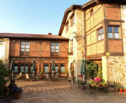 Precioso hotel rural con zona exterior y comedor al aire.