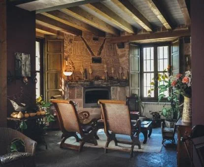 Agradable espacio de uso compartido con chimenea de este hotel rural.
