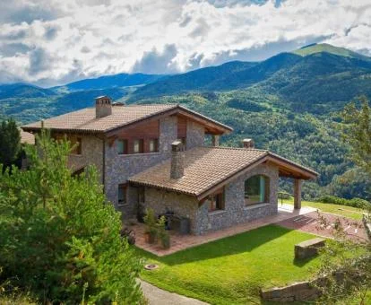 Precioso hotel rodeado de naturaleza con zonas verdes en el exterior y espectaculares vistas.