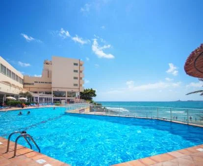 Precioso hotel con gran piscina exterior a pie de playa.