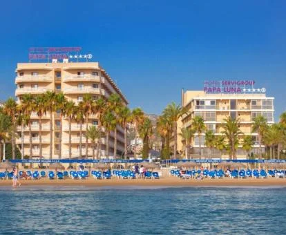 Precioso hotel de playa con vistas al mar.