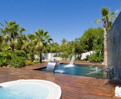 Zona de aguas del spa al aire libre de este hotel.