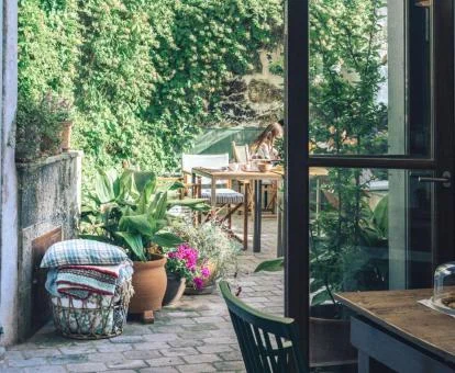 Precioso patio interior repleto de vegetación de este hotel con encanto.
