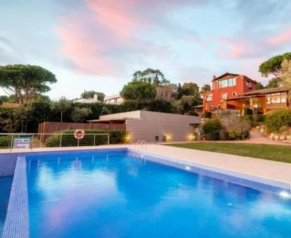 Bonito hotel rural con amplia piscina y jardines.