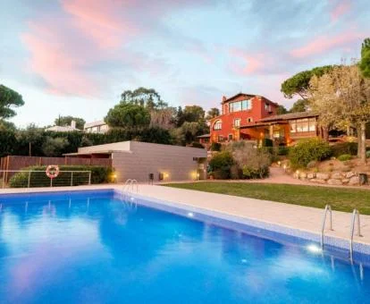 Zona exterior de este hotel solo para adultos con amplios jardines y piscina al aire libre.