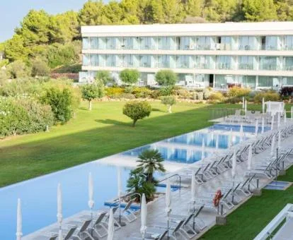 Precioso hotel con una gran piscina al aire libre rodeado de naturaleza.