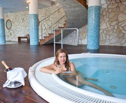 Mujer en el jacuzzi del centro de spa del hotel.