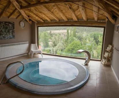 Zona de bienestar con jacuzzi y vistas a la naturaleza de este establecimiento.