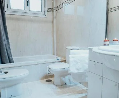 Uno de los baños de este apartamento con jacuzzi privado.