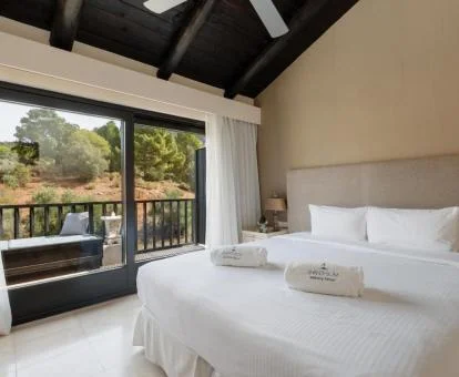 Una de las habitaciones con terraza privada y vistas al campo de este alojamiento rural.