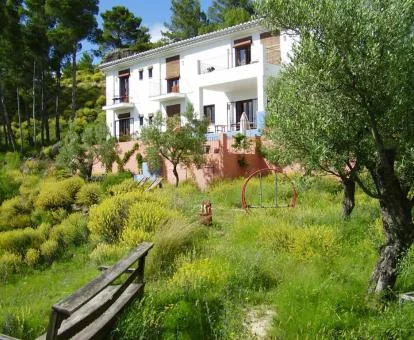 Edificio de este acogedor hotel rural rodeado de vegetación.