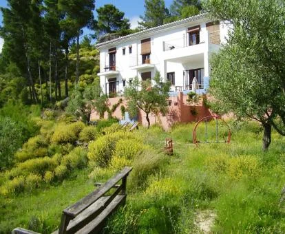 Encantador hotel rural rodeado de jardines.