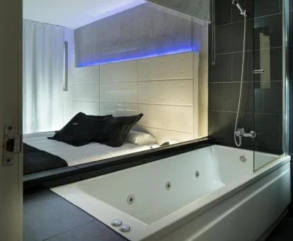 Habitación con jacuzzi privado de este establecimiento.