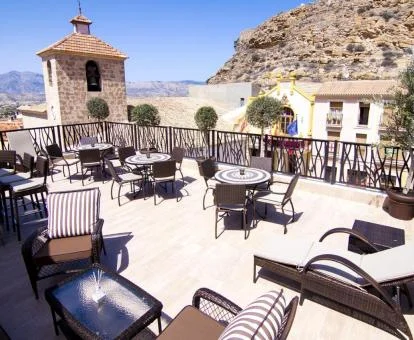 Amplia terraza con comedores exteriores de este hotel romántico.