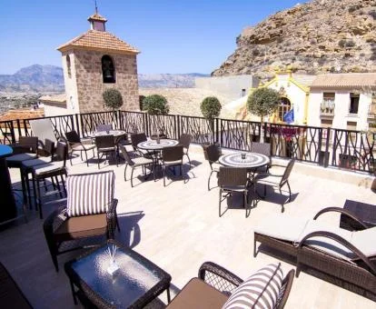 Terraza con mobiliario y vistas de este acogedor hotel boutique.