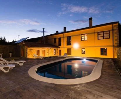 Hotel con encanto con zona exterior con solarium y tumbonas.