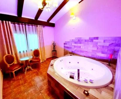 Gran jacuzzi privado del apartamento de un dormitorio de este establecimiento.