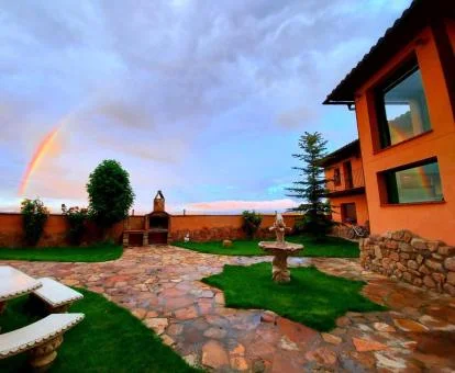 Edificio de este hotel rural con una amplia zona exterior.