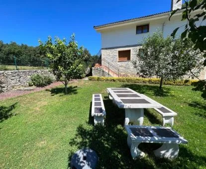 Zona exterior con mobiliario y jardín de este alojamiento rural.