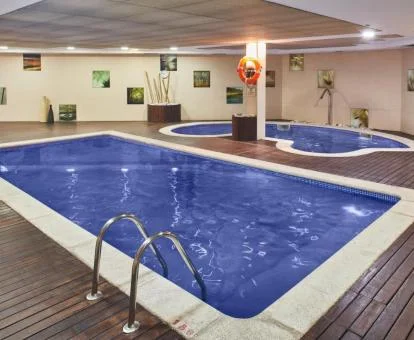 Piscinas interiores de este hotel con encanto.
