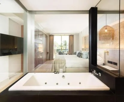 Una de las hermosas habitaciones con jacuzzi privado del hotel.
