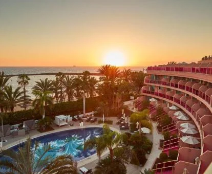 Vista aérea de este precioso hotel a pie de playa.