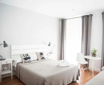 Una de las modernas y luminosas habitaciones dobles del hotel.
