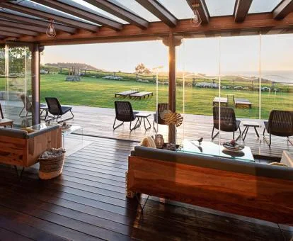 Zona de estar con fabulosas vistas a la naturaleza de este hotel rural.