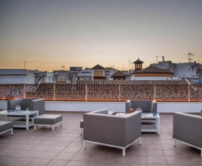 Agradable terraza con mobiliario de este hermoso hotel boutique.