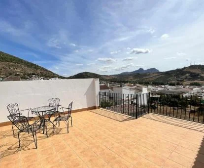 Maravillosa terraza privada con fabulosas vistas a la naturaleza del apartamento ático.