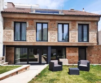 Coqueto edificio con jardín y mobiliario de este hotel boutique.