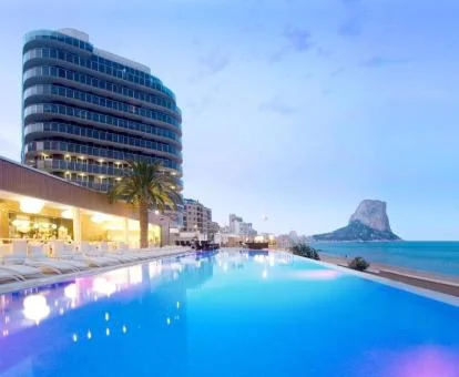 Precioso hotel con vistas al mar y gran piscina al aire libre.