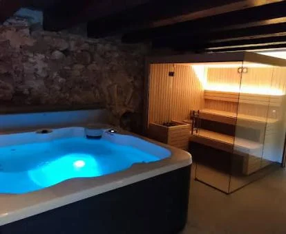 Zona de bienestar del hotel con sauna y jacuzzi.