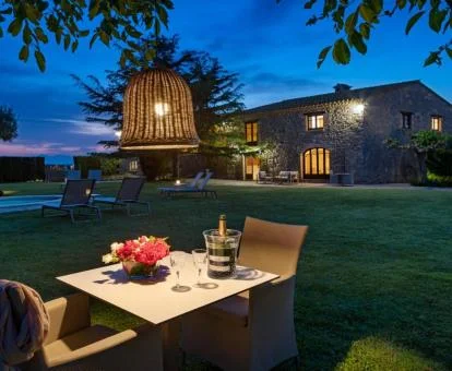 Preciosa zona exterior de este hotel rural rodeado de naturaleza.