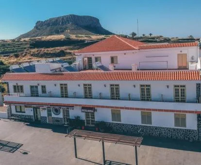 Edificio de este hotel rrual a los pies de uno de los principales monumentos naturales de la isla.
