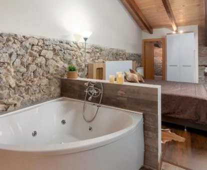 Amplio jacuzzi privado cerca de la cama de este precioso apartamento.