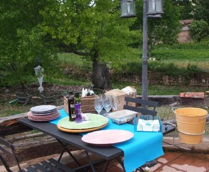 Terraza con comedor exterior y vistas a la naturaleza de este alojamiento rural.