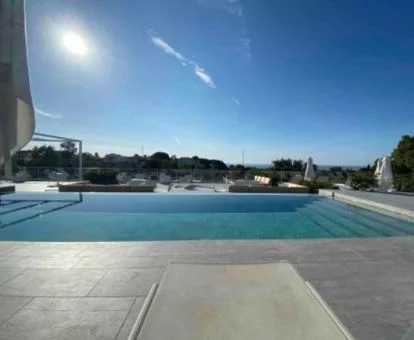 Preciosa terraza con piscina y solarium del hotel.