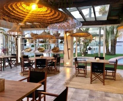 Agradable comedor exterior con vistas a la piscina de este hotel solo para adultos.