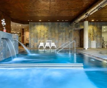 Piscina cubierta con elementos de hidroterapia del spa del hotel.