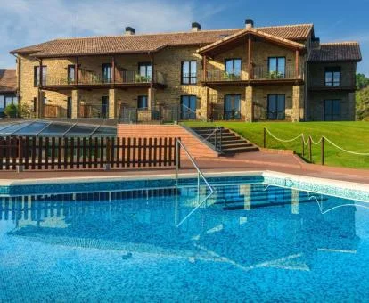 Hermoso edificio rural con una gran piscina y jardines.