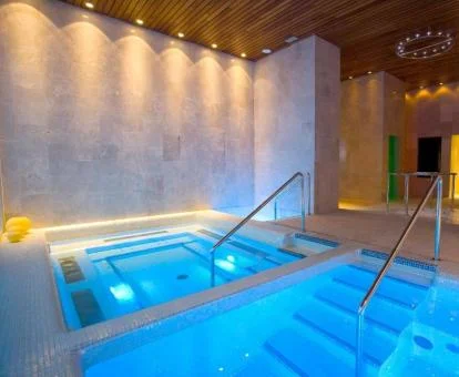 Zona de aguas del spa de este hotel romántico.