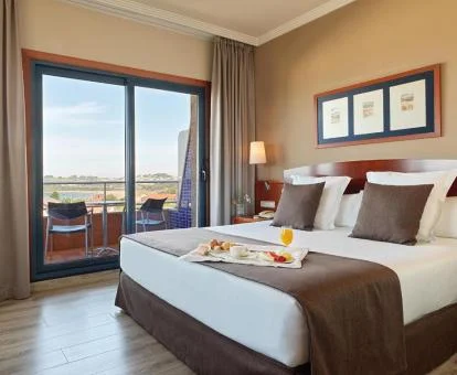 Una de las hermosas habitaciones con terraza privada y vistas del hotel.