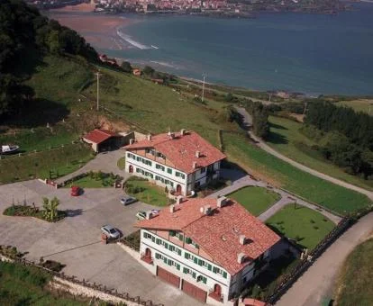 Edificio de este hotel rural en un entorno ideal para disfrutar de la naturaleza y descansar.