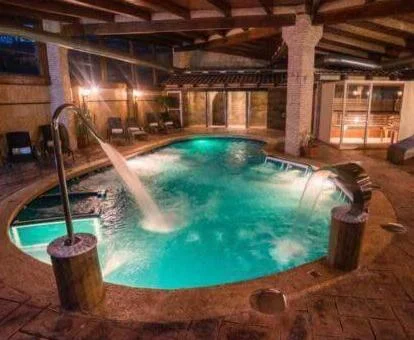 Piscina interior con chorros y elementos de hidroterapia del spa de este hotel con encanto.