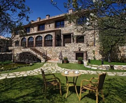 Edificio de este precioso hotel con encanto con amplios jardines.