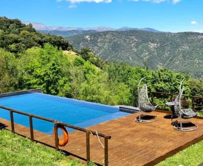 Preciosa piscina de borde infinito con vistas a la naturaleza de este hotel romántico.