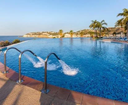 Gran piscina con vistas al mar con chorros de hidroterapia de este hotel con encanto.