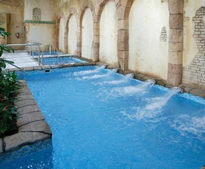 Gran piscina de hidroterapia del spa del hotel.